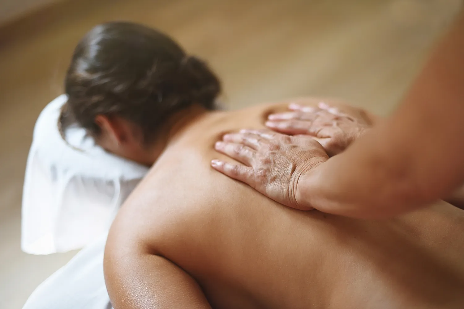 Tui-Na Chinese bodywork on the upper back and shoulders at Jeiran Lashai Acupuncture in Silver Lake, Los Angeles